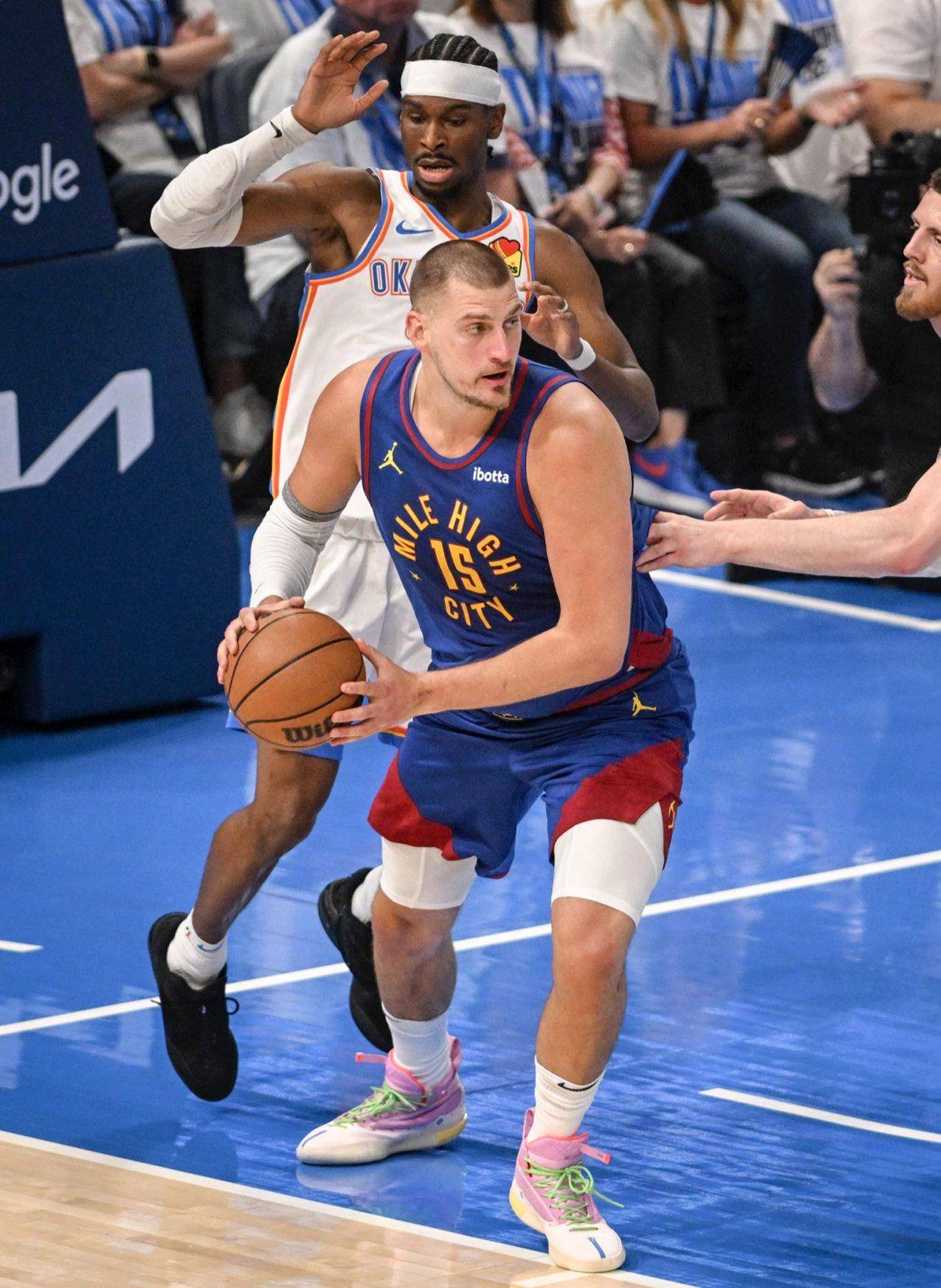 与多数业内 与多数业内